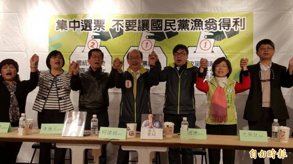 十餘名民進黨不分區立委候選人齊聚力挺柯建銘。（記者蔡彰盛攝）