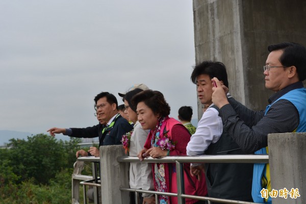 霧峰「車籠埤抽水站」今天舉行動土典禮，台中市長林佳龍（右五）視察抽水站附近環境。（記者陳建志攝）