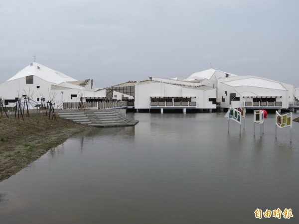 台管處「台江學園」採「高腳屋」的形式，建於魚塭之上。（記者蔡文居攝）