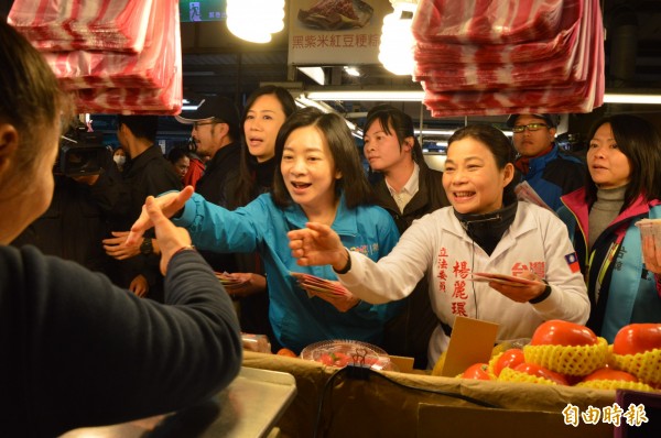 高婉倩陪同立委候選人楊麗環到黃昏市場拜票。（記者謝武雄攝）