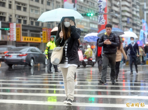 中央氣象局表示，今天水氣又稍微增加，全台各地都可能出現局部短暫雨。（資料照，記者方賓照攝）