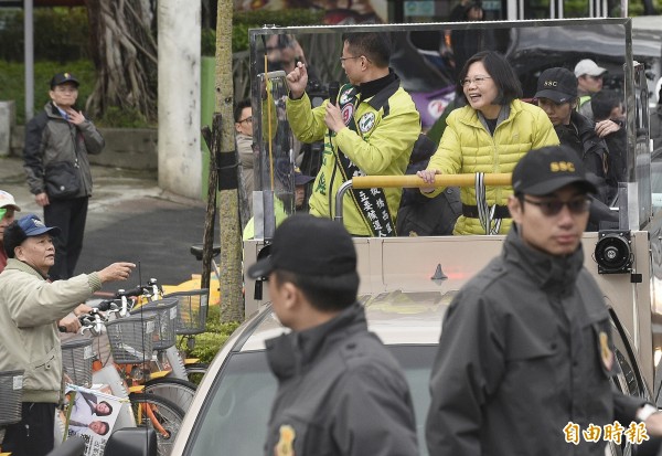  民進黨總統候選人蔡英文下午到新北市板橋區陪同2位立委候選人張宏陸與羅致政掃街拜票，沿途收到民眾熱烈歡迎，不論男女老幼都在路邊歡迎車隊，有民眾往車上丟東西，一度引起維安關切。 （記者陳志曲攝）