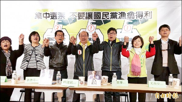 十餘名民進黨不分區立委候選人齊聚力挺柯建銘。（記者蔡彰盛攝）