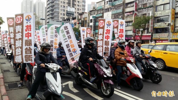 台聯青年軍號召上百輛機車在新北市掃街遊行，今天上午從新北市議會出發。（記者賴筱桐攝）