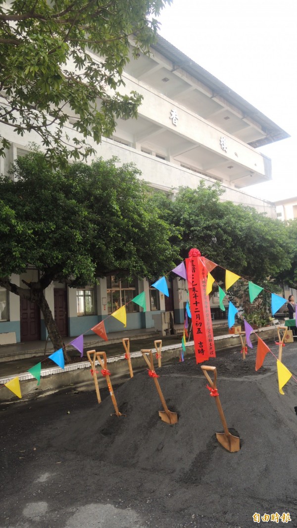 屏縣第一座學校營養午餐中央廚房利用中正國中原書香樓改建。（記者羅欣貞攝）