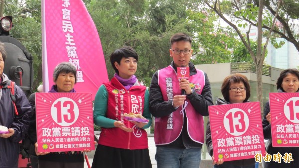 太陽花學運領袖林飛帆退伍第一天，立即投入選戰替綠社盟站台。（記者陳鈺馥攝）