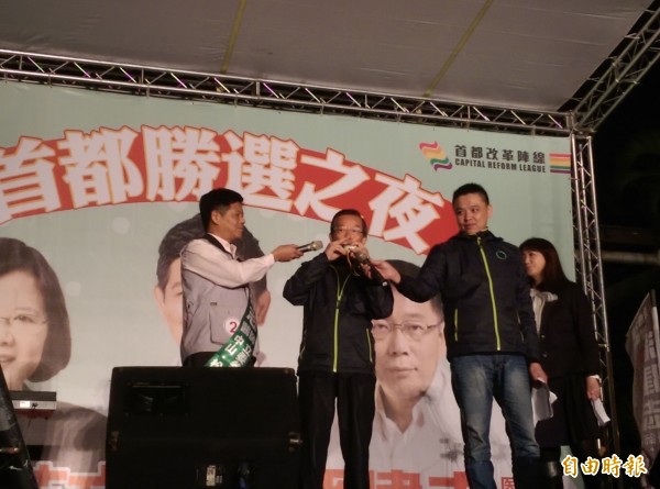 前行政院長謝長廷今晚出席北市立委候選人潘建志的造勢音樂會。（記者葉冠妤攝）