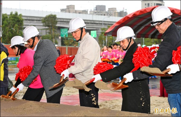 台北市長柯文哲（中）與自由時報董事長吳阿明（右二）等人，昨天參加內湖區潭美國小遷校工程動土典禮。（記者張嘉明攝）