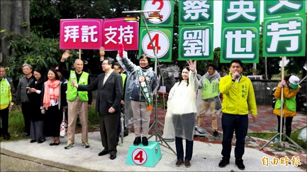 國民黨中評委趙怡昨陪民進黨高雄左楠區立委候選人劉世芳拜票。
（記者蔡清華攝）