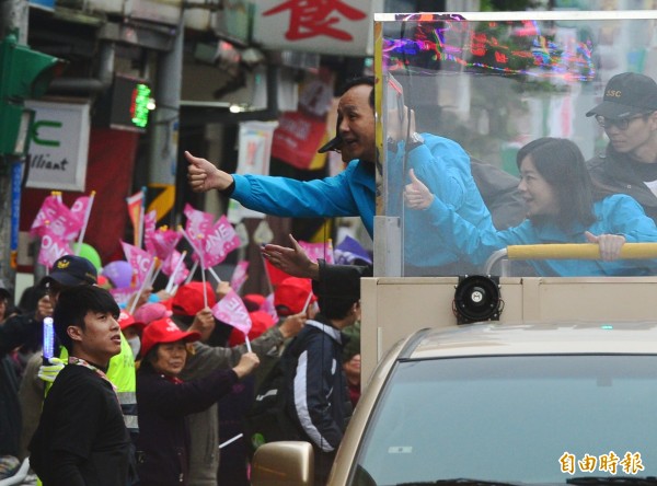 國民黨總統候選人朱立倫攜同夫人高婉倩土城，板橋車隊掃街拜票。（記者王藝菘攝）