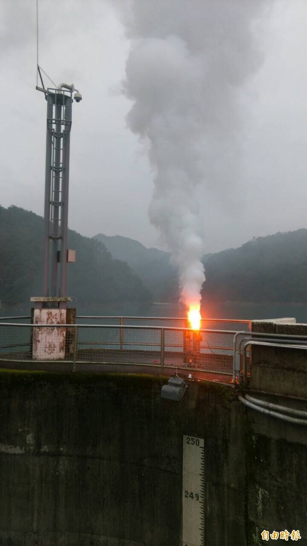 鋒面報到，石門水庫實施人工增雨。
（北水局提供）