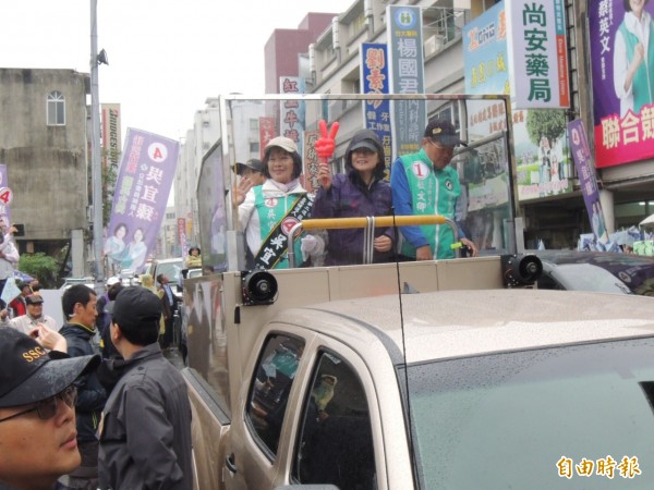 小英中午到苗栗市區掃街拜票。（記者張勳騰攝）