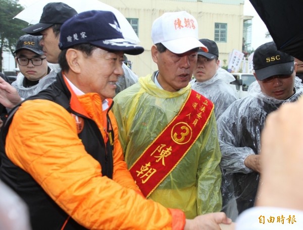 親民黨總統候選人宋楚瑜陪同黨提名立委候選陳朝容掃街拜票。（記者陳冠備攝）