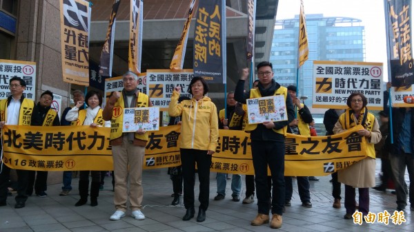 時代力量不分區立委候選人柯一正、太陽花學運領袖林飛帆，在台北車站呼籲全民返鄉投票。（記者陳鈺馥攝）