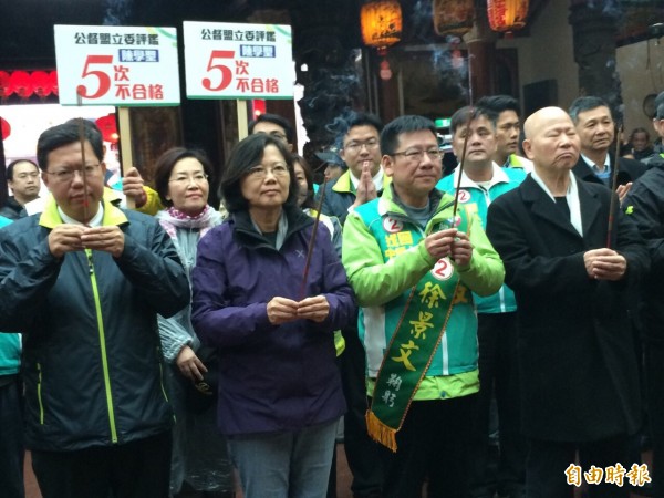 蔡英文陪徐景文向媽祖祈求勝選。（記者李容萍攝）