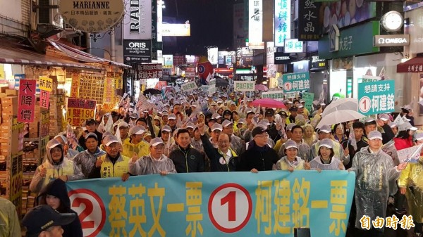 柯建銘晚間在市區的勝利大遊行，場面壯觀。（記者蔡彰盛攝）