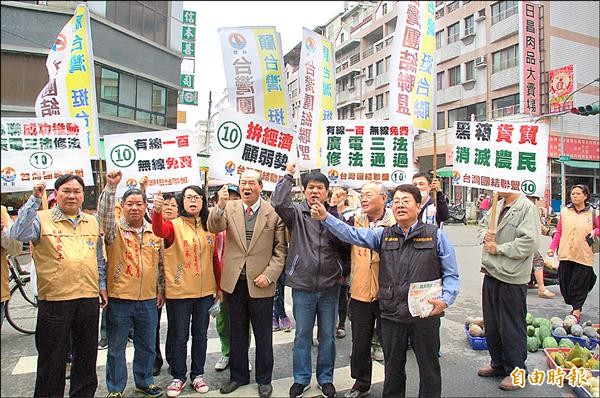 黃昆輝率領台聯輔選幹部及不分區立委候選人到屏東掃街拜票，爭取支持。（記者李立法攝）