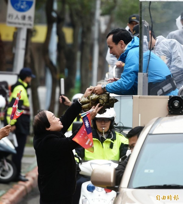  選前最後一天，國民黨總統候選人朱立倫以車隊拜票方式，在台北市向選民請託。（記者方賓照攝）