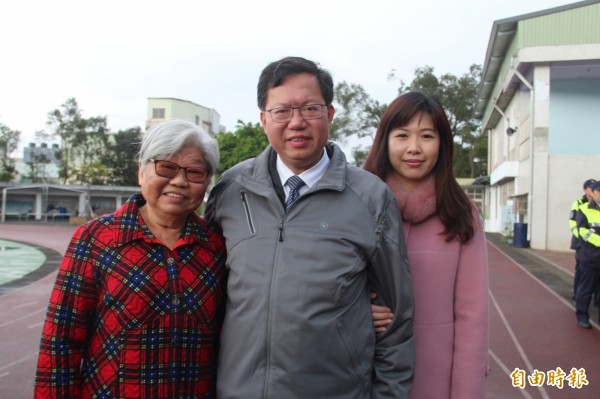 鄭文燦與妻子和母親到大安國小投票。（記者林近攝）