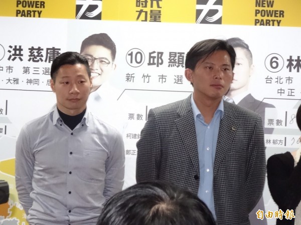 黃國昌（右）與林昶佐一起於時代力量黨部召開記者會。（記者蘇芳禾攝）