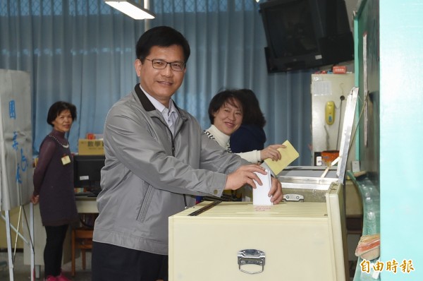 台中市長林佳龍與夫人廖婉如一同前往投票所投下神聖的一票。（記者廖耀東攝）
