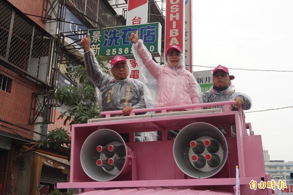 楊瓊瓔一早就冒雨到潭子區車隊掃街謝票。（記者歐素美攝）