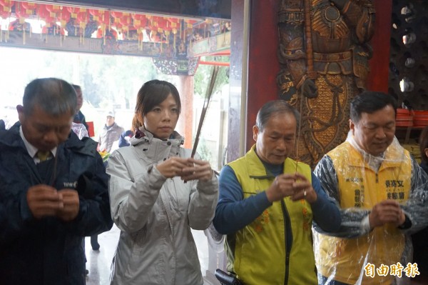 洪慈庸在市議員蕭隆澤等陪同下，到潭子區將軍廟參拜。（記者歐素美攝）