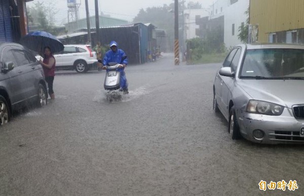 天氣不穩定造成林邊鄉下大雨，路道都積水了（記者葉永騫攝）