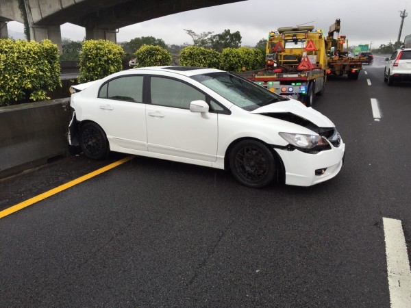 宋男駕駛白色小客車，變換車道操控不當，撞擊另一輛紅色小客車。（記者彭健禮翻攝）