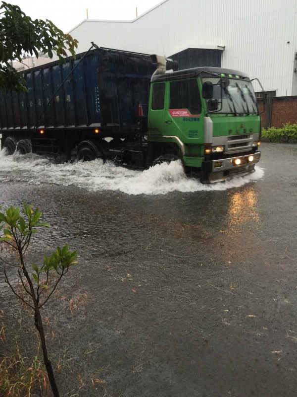 臨海工業區強降雨超過高市5年降雨頻率設計，造成路面短暫積水。（高雄市水利局提供）