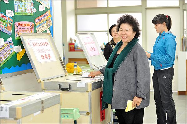 市長陳菊昨天到高雄市明誠中學國小部投票。（記者黃志源攝）