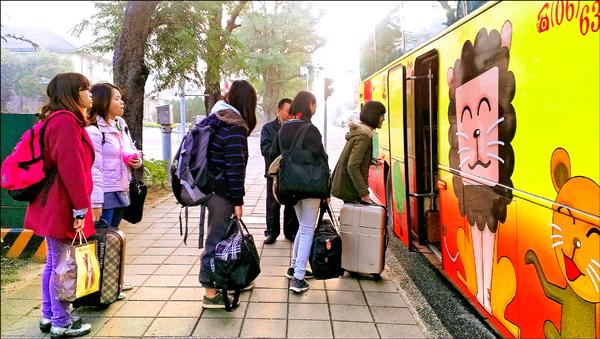 成大學生揪團包車返鄉投票。（記者劉婉君攝）