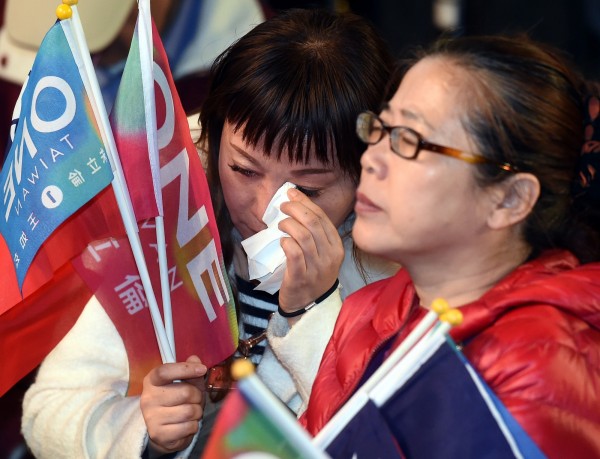 朱立倫敗選，支持民眾競選總部前難過落淚。（資料照，記者朱沛雄攝）