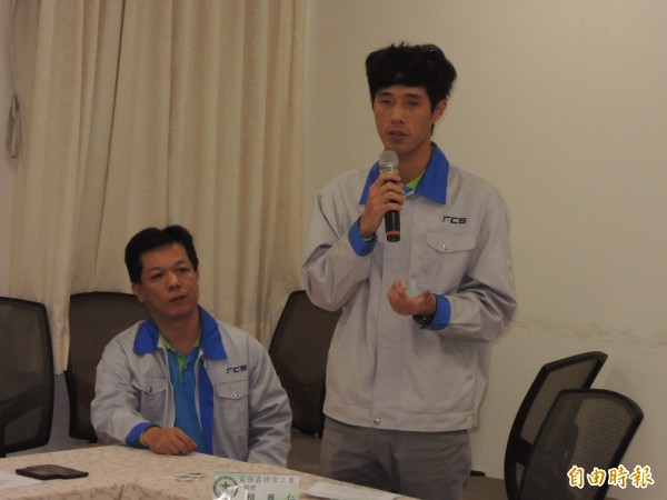 富強鑫工業公司兩位戒菸成功的員工賴雍仁（左）、劉明欣（右）現身說法戒菸歷程甘苦。（記者王俊忠攝）