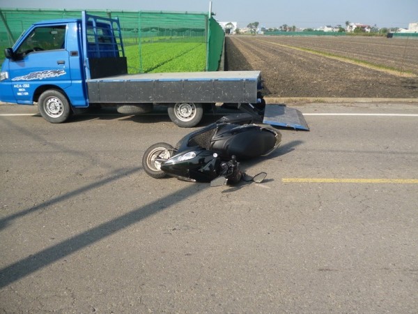 擦撞貨車又遭碾過機車騎士爆頭亡 社會 自由時報電子報