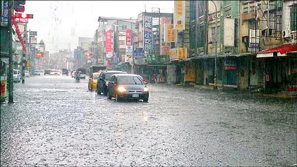 昨日上午瞬間大雨，造成台一線林邊段淹水。（記者葉永騫攝）