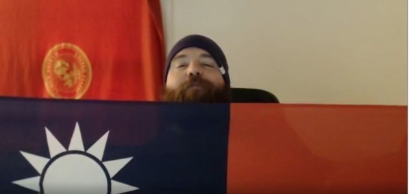 美國實況玩家「Angrypug」，在實況頻道中大秀台灣國旗。（圖片取自「Angrypug」的twitch）