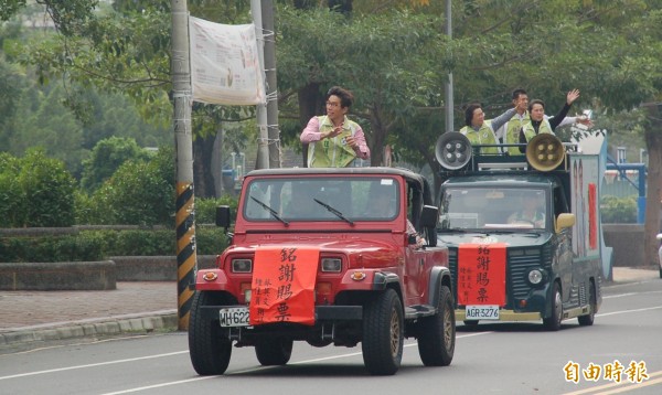 贏得屏東第二選區立委的鍾佳濱，也率隊遊街謝票，勝利的喜悅全寫在臉上。（記者李立法攝）