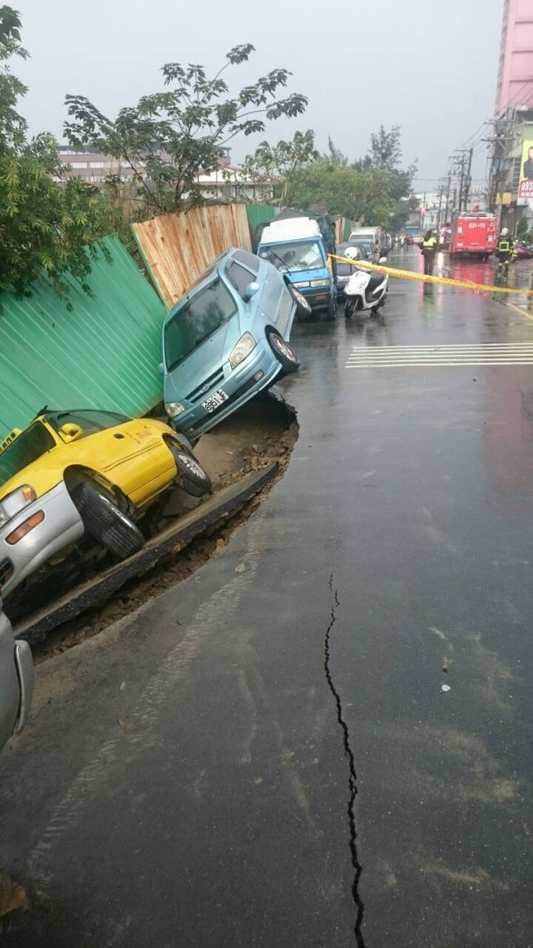 臨停2輛轎車遭殃。（記者曾健銘翻攝）