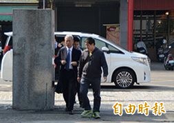 魏應充為逃漏稅䅁出庭。（記者顏宏駿攝）