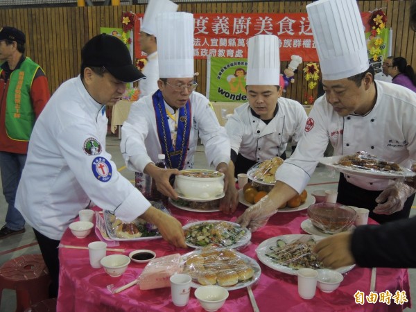 愛心總舖師到新南國小義煮，宴請師生吃尾牙。（記者江志雄攝）