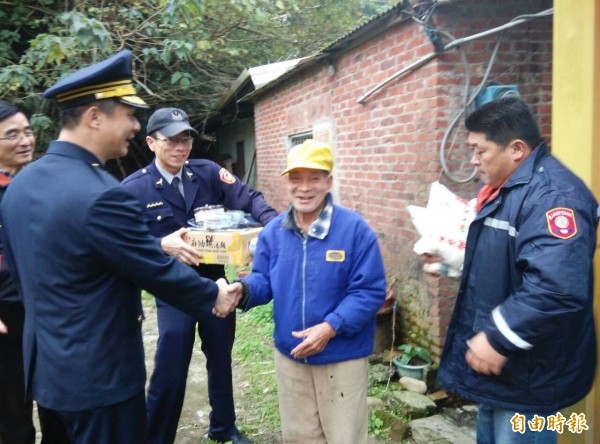 新埔警分局長陳俊明（前左）、東安派出所所長鄭永彬（面對鏡頭左）今天下午結合地方善心人士一起送暖給弱勢。（記者黃美珠攝）