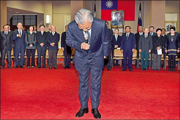 行政院昨天內閣總辭，院長毛治國率全體閣員拍「畢業照」，並鞠躬致意。（記者廖振輝攝）