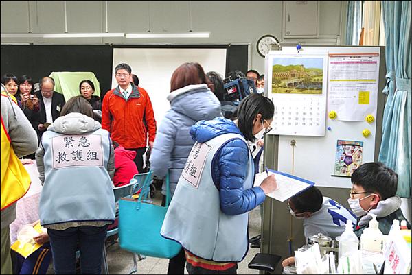 教育局昨進行食物中毒演練，若有學生不舒服，啟動「緊急危機處理小組」，圖為學生到健康中心後，護理人員問診、記錄。（記者梁珮綺攝）