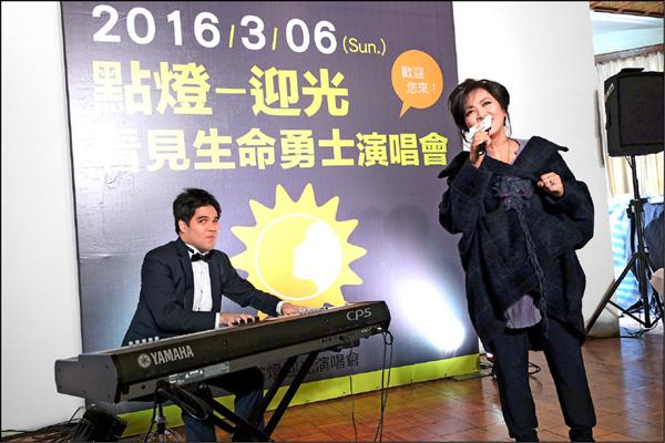 記者會中，黃裕翔以電子鋼琴伴奏，齊豫高唱劉家昌寫的《海鷗》。（記者陳炳宏攝）