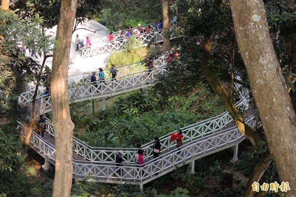 竹崎鄉親水公園天空走廊與花仙子步道很受歡迎。（記者余雪蘭攝）