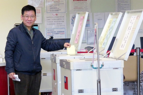 民進黨立委落選人徐景文和國民黨陳學聖只差390票，昨到桃園地院遞狀聲請驗票。（徐景文陣營提供）