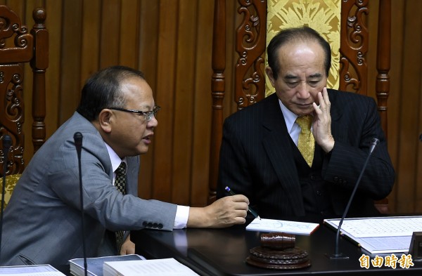 監察院在2012年曾彈劾立法院秘書長林錫山（左），監委認定，林錫山違反公務員服務法投資商業的規定，而林被彈劾後，公務員懲戒委員會以申誡處分。（資料照，記者劉信德攝）