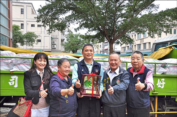 陳松生依往例購妥一萬台斤白米，由兒子陳漢璋（中）送交國民黨苗栗縣黨部，縣長徐耀昌（右二）、縣黨部主委劉明仁（左二）代表接受。（記者彭健禮攝）