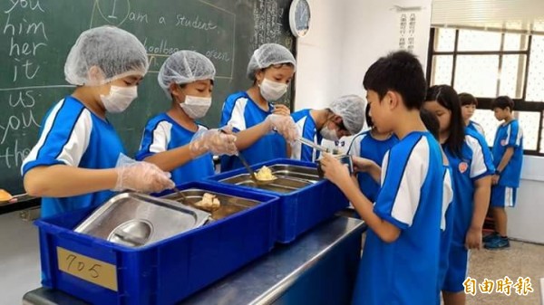 新竹市府教育處下學期擬增收免費營養午餐四百元非基改食材費用，引發家長不滿，質疑沒有配套措施，，也難以確認非基改食材，要求市府開公聽會，聽取家長意見。（記者洪美秀攝）